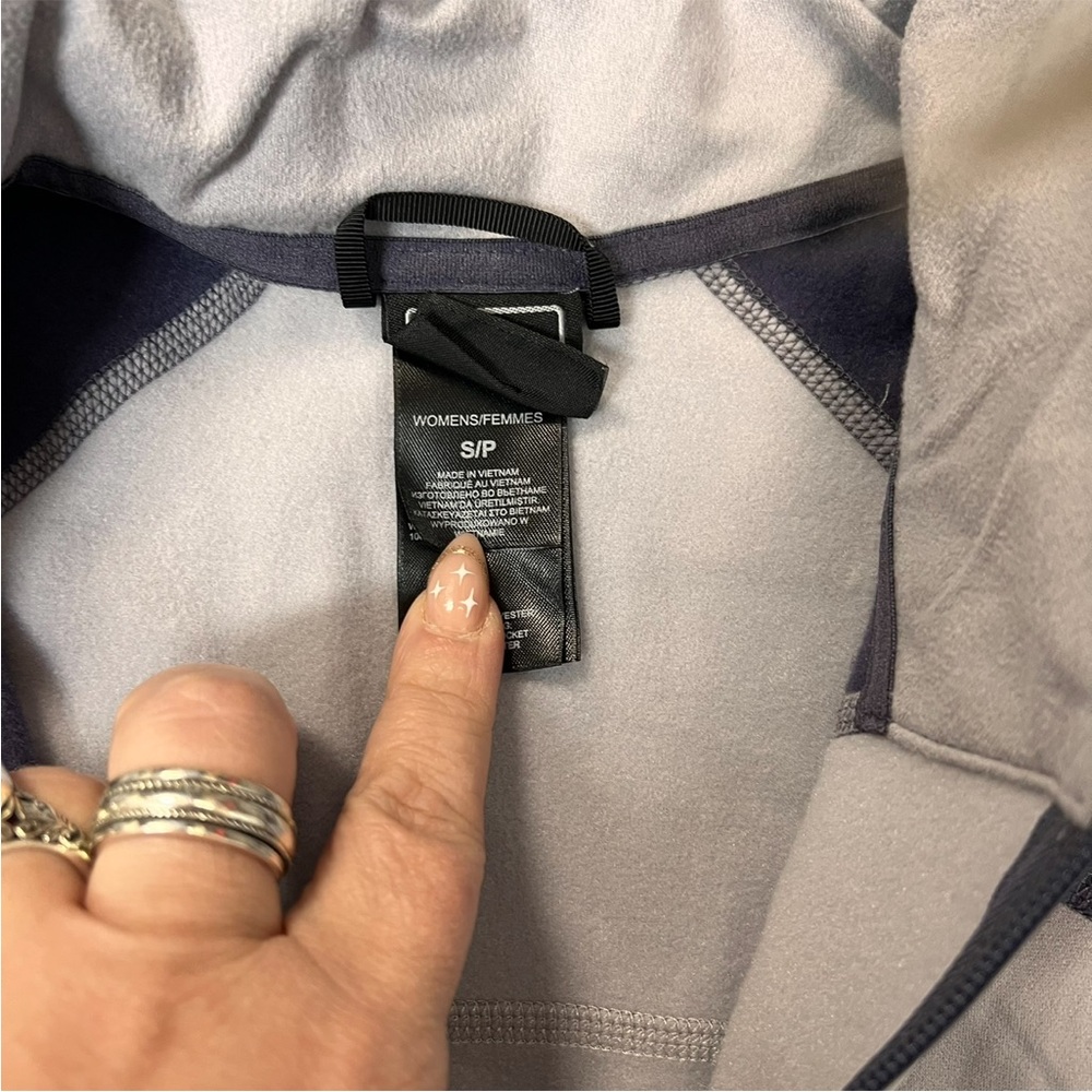 The North Face Momentum‎ Women's Gardenia Purple and Gray Jacket SZ SM - Picture 3 of 5